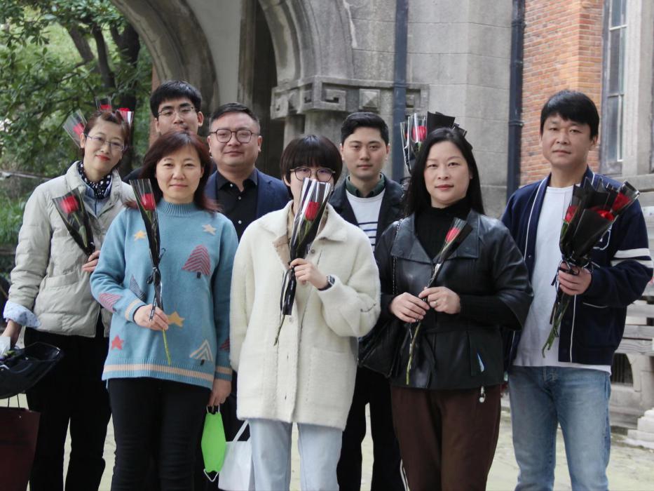 苏工美：赠玫瑰 庆节日 3月8日祝“她”节日快乐！